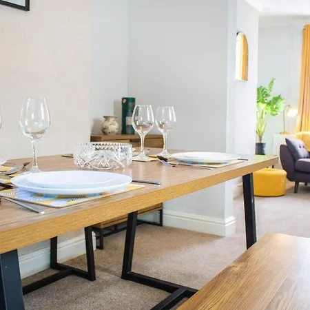 Buckingham House - Sleeps 6 With Parking & Wifi *