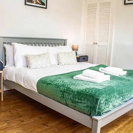 Buckingham House - Sleeps 6 With Parking & Wifi *