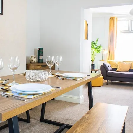 Casa vacanze Buckingham House - Sleeps 6 With Parking & Wifi