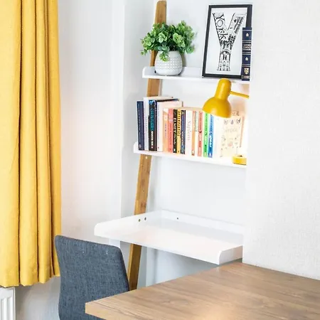 Buckingham House - Sleeps 6 With Parking & Wifi