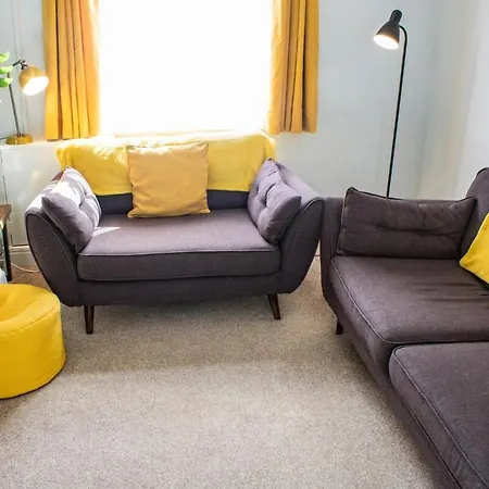 Buckingham House - Sleeps 6 With Parking & Wifi *