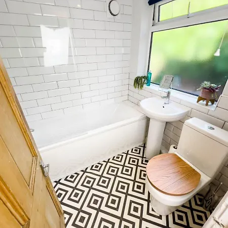 Buckingham House - Sleeps 6 With Parking & Wifi